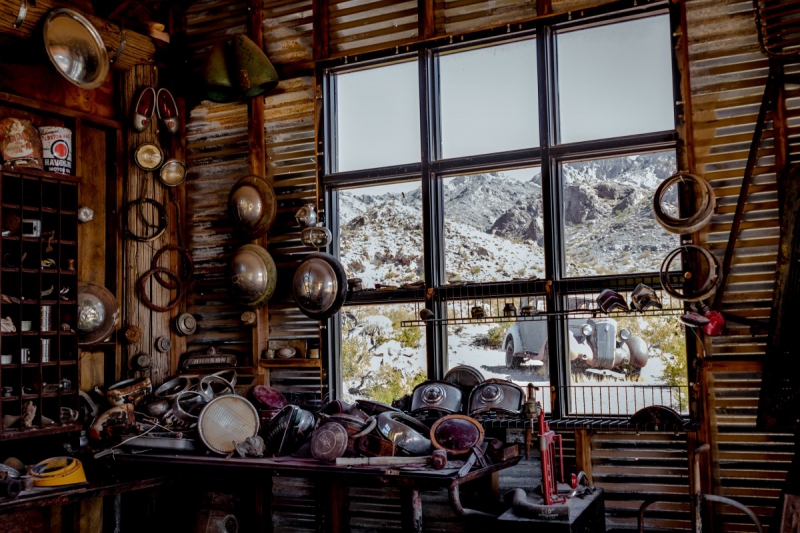 cordonnerie-LE PRADET-min_shop_window_part_junk_abandoned-138873